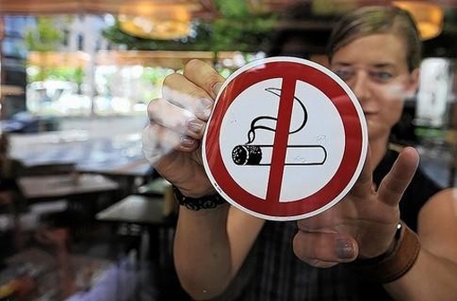 Буковинці стали менше курити: сигарети зі смаком ментолу та ванілі мають заборонити