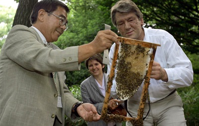 Третій номер у списку українських антигероїв Віктор Ющенко очолив українських бджолярів у Польщі
