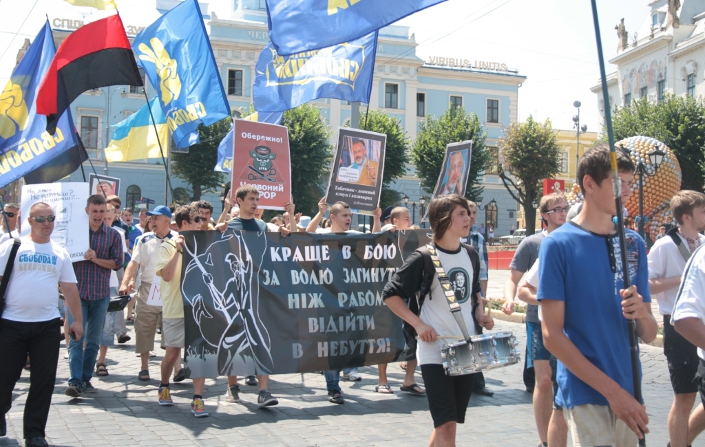 Під стінами облдержадміністрації - безстрокова акція протесту в чотирьох наметах - власності народного депутата Геннадія Москаля