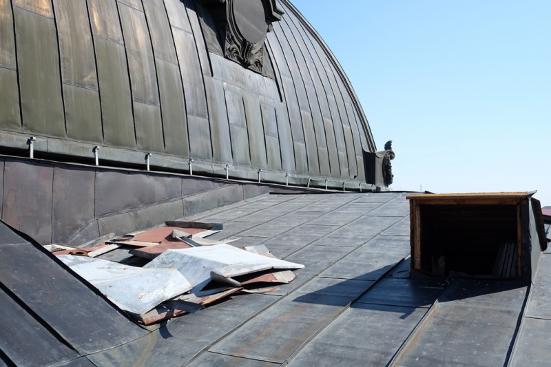 Міліція затримала крадія бляхи з даху Чернівецького драмтеатру