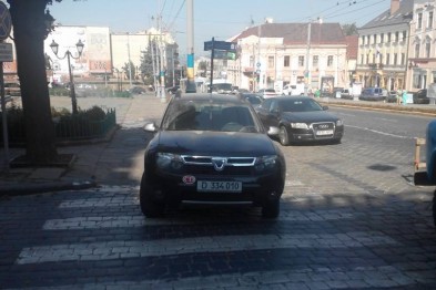 Авто румунських дипломатів перегородило пішохідний перехід та заблокувало рух транспорту у Чернівцях