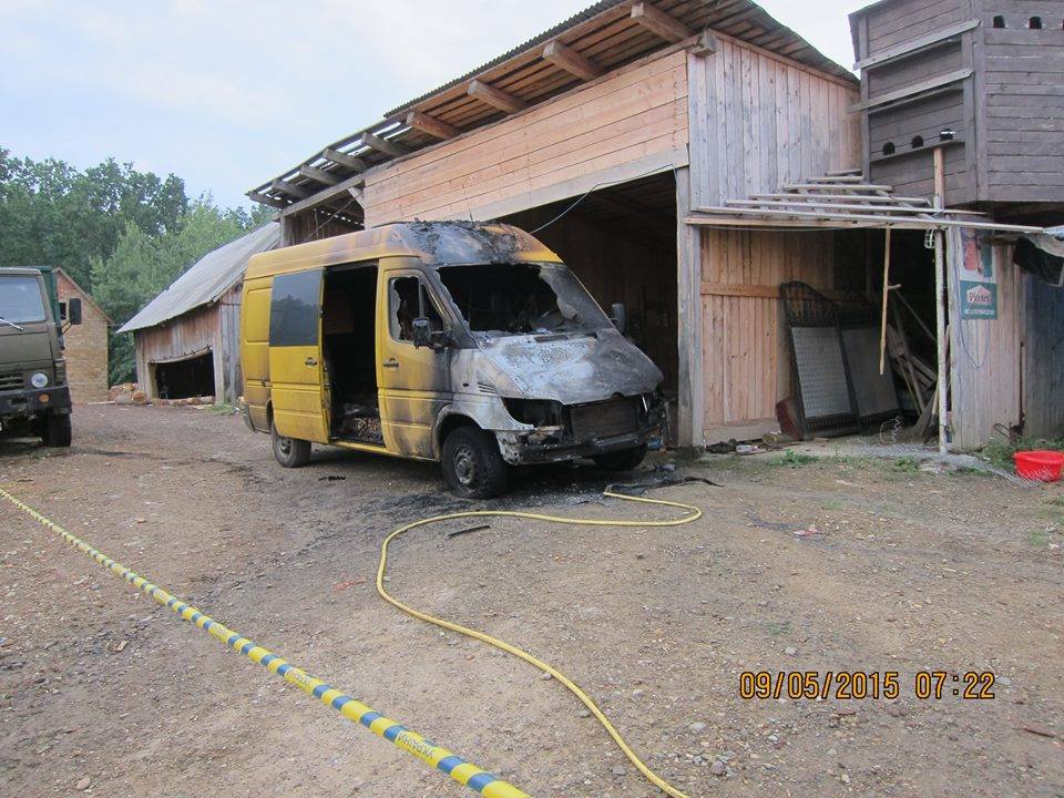 На Буковині активісту вночі спалили мікроавтобус