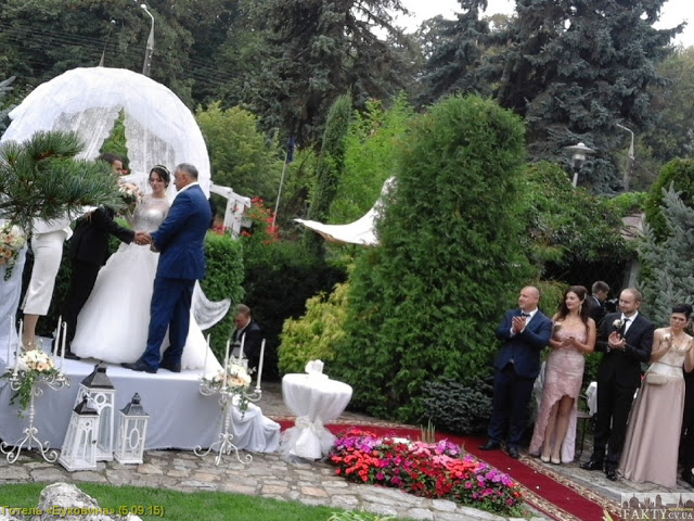 Більшість гостей на весіллі у доньки Чинуша, як зауважив Петро Кобевко, були прості люди