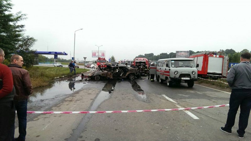 У Магалі у результаті аварії згоріли вщент дві машини,  загинули четверо осіб:  з’явилися фото жахливої аварії під Чернівцями (+ВІДЕО)