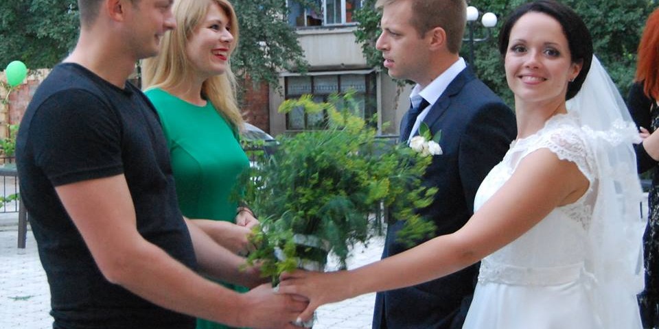 Чернівецькій УКРОП відсвяткував весілля в «корпоративному» стилі: з оберемком кропу замість весільного букету