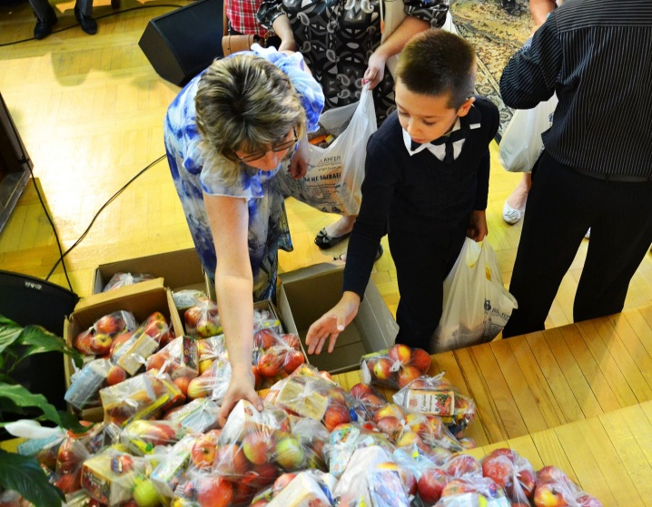 У Чернівцях  сім'ям воїнів АТО роздавали подарункові пакети з яблуками та гречкою
