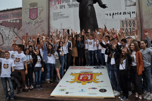 На Центральній площі Чернівців активна молодь утворила символ міста (+ВІДЕО)