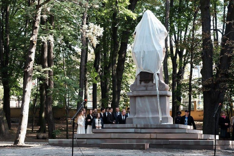 Прем’єр Яценюк та мер Чернівців Каспрук відкрили пам’ятник першому ректорові Чернівецького університету (ФОТО)