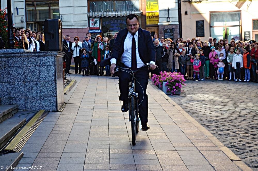 Чернівецький міський голова Олексій Каспрук прибув на відкриття Дня міста на екологічно чистому транспорті –  велосипеді 