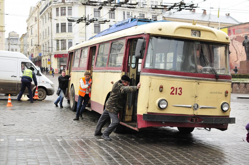Соціальний популізм: хто  і для чого знищує громадський транспорт  у Чернівцях?