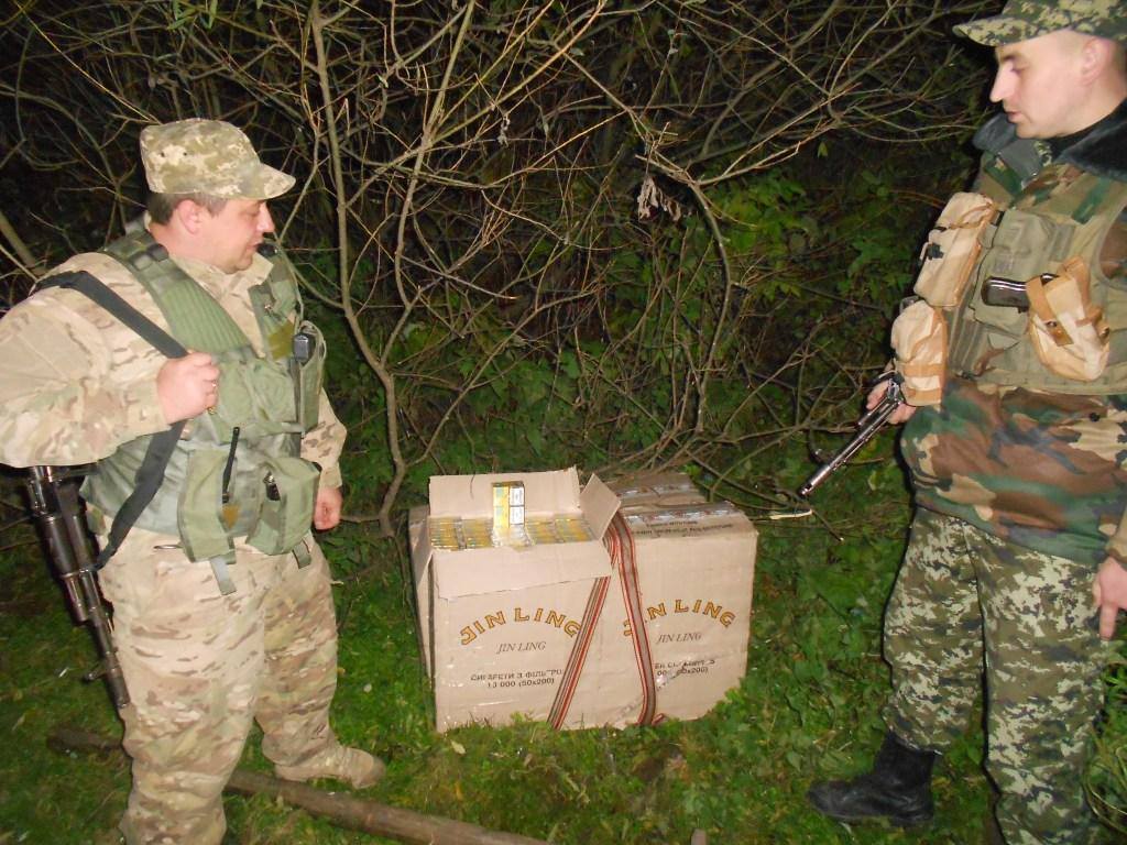 На кордоні з Румунією прикордонники виявили чотири ящики сигарет та вживаний одяг