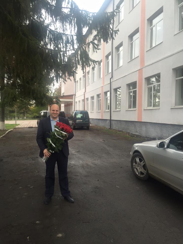 Тимошенко прислала Мунтяну троянди з кур'єром