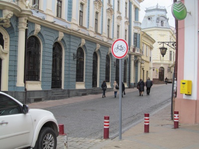 На пішохідній вулиці Кобилянської у Чернівцях заборонили рух велосипедів
