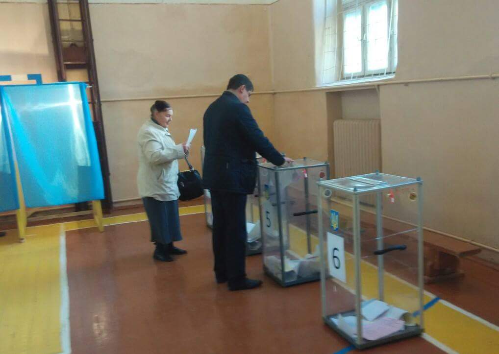 Лідер парламентської фракції 'Народний фронт'  Максим Бурбак проголосував на дільниці у рідній школі