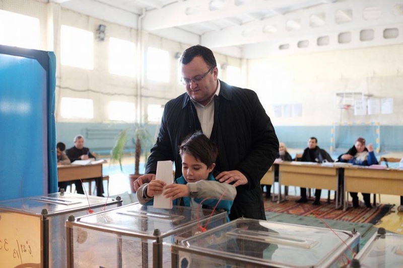 Мер Чернівців проголосував з дружиною та сином за 'гідне майбутнє міста' (ФОТО)