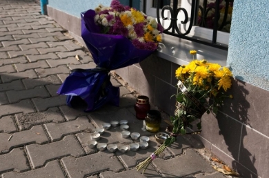 До румунського консульства у Чернівцях несуть траурні квіти