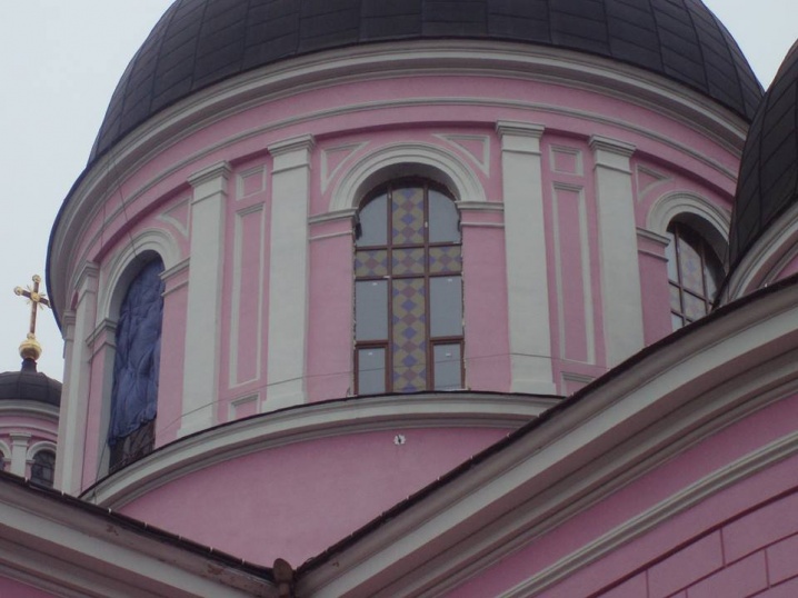'Рускій мір' продовжує плюндрувати австрійський собор у Чернівцях 