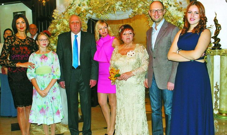 'Досі тримаємося за руки': батьки Арсенія Яценюка відзначили «золоте весілля»