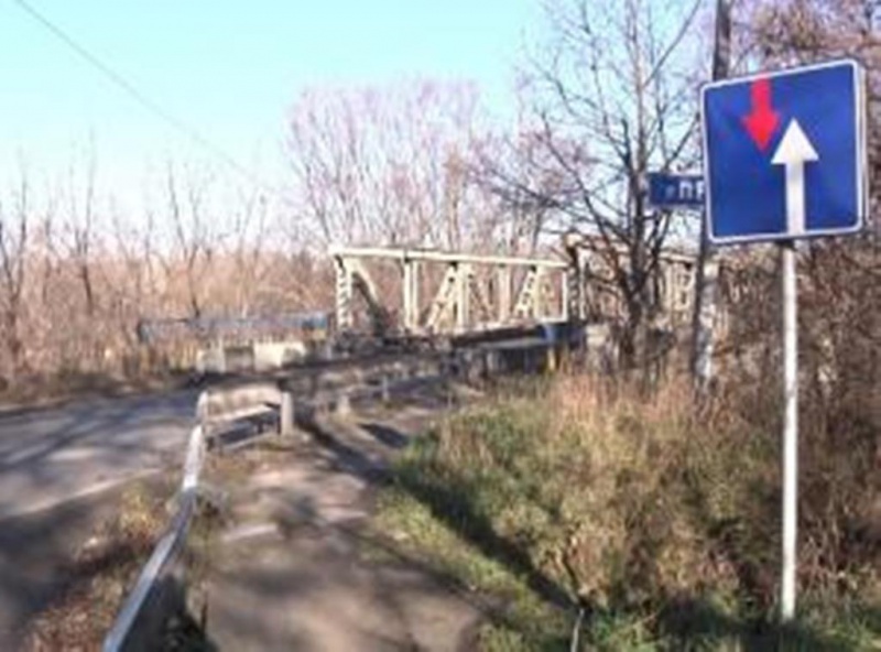 Міст через річку Прут у Чернівцях - аварійний, але перевізники продовжують возити по ньому людей