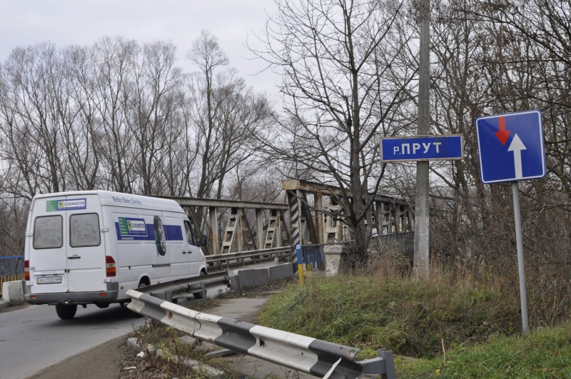 Небезпечним мостом у Чернівцях продовжують їздити вантажівки і маршрутки (ФОТО)