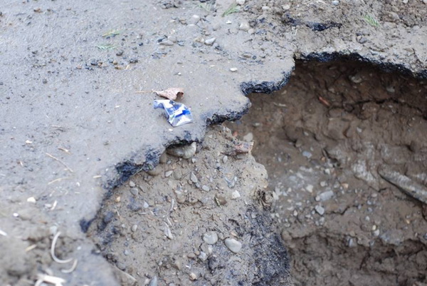 Дорога, яку побудував собі Бешлей: ремонт водогону на Калічанці викрив передвиборчу халтуру (фоторепортаж)