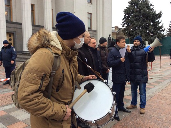 Под Радой митингуют студенты Буковинского финансово-экономического  университета (ФОТО)