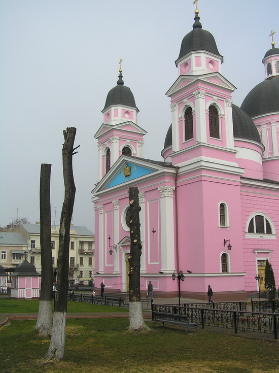 Туристів у Чернівцях дивує рожевий собор  і велика кількість піцерій, ніби це Італія, а не Україна 