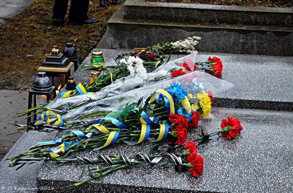 У Чернівцях співробітники СБУ, прикордонники вшанували пам'ять Героїв Небесної Сотні та загиблих в АТО