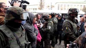 'Зелені чоловічки' з автоматами захопили приміщення скандального забудовника в Чернівцях