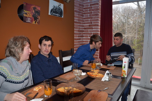 Хотинські «батьківщинівці» запросили в кафе молодих людей з інвалідністю