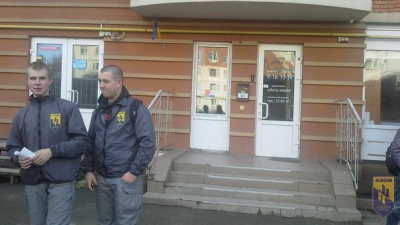 У Чернівцях активісти 'Азову' вимагають у місцевих провайдерів припинити трансляцію телеканалу 'Інтер'