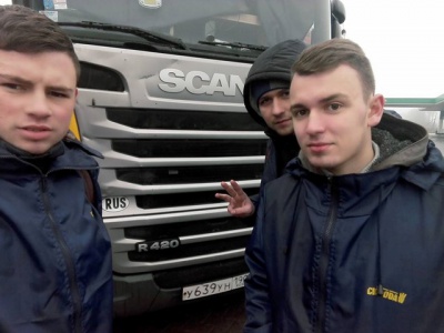 Члени Спеціальної моніторингової місії ОБСЄ в Україні поспілкувалися з активістами, які блокували російські вантажівки на кордоні 
