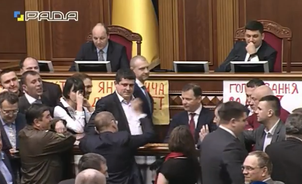 «Народний фронт» домігся розгляду законопроекту про повернення грошей Януковича, – Бурбак