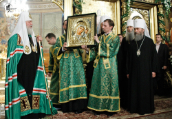 Багатоліття патріарху Кирилу у Чернівцях проспівали церковнослов'янською та молдавською мовами. Чому не українською?
