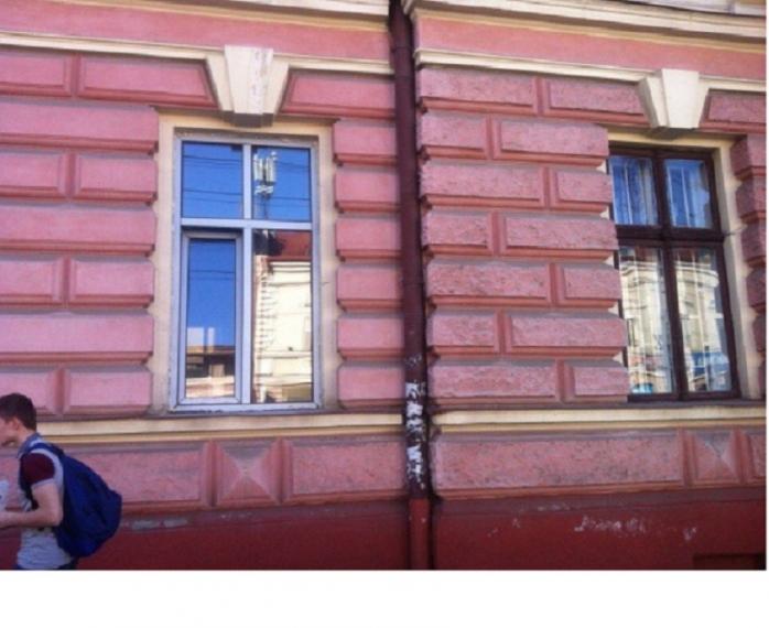 «Батьківщина» сплатить штраф за те, що замінила вікна у найстарішій будівлі Чернівців