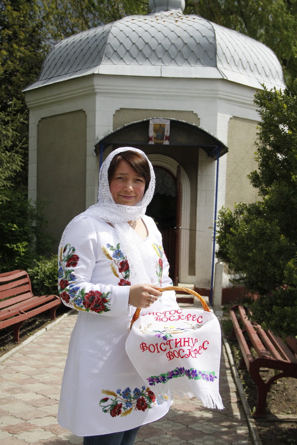 Великодній рушник з думкою про Україну вишила буковинка Тетяна Щербановська в Італії