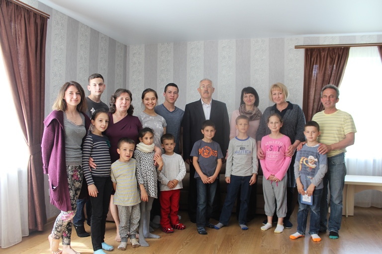 У Міжнародний день сім’ї Олексанр Фищук відвідав багатодітну родину Кушнірв