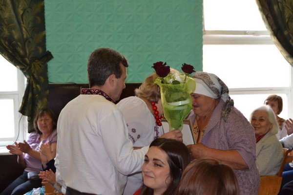Чернівецькі «батьківщинівці» привітали матерів району Садгора з Днем матері і Днем родини
