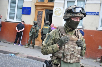У Чернівцях група агресивно налаштованих мешканців відбила у 'Сокола' затриманих