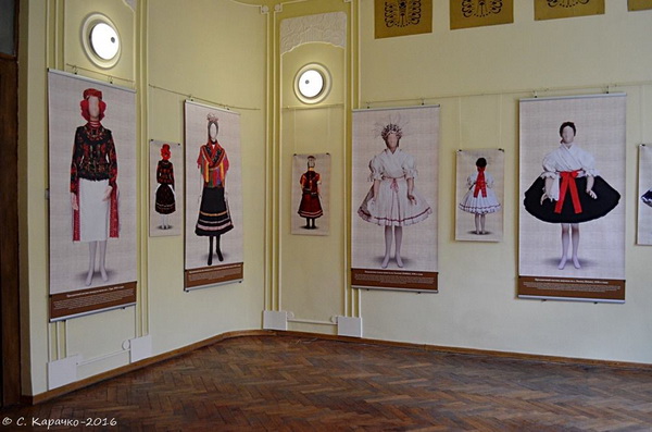 В експозиції третьої у Чернівцях виставки з Угорщини  — народний одяг
