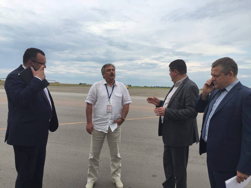 Гройсман визнав, що  Федорук і Бурбак мають рацію: Уряд підтримав ініціативу щодо ремонту злітно-посадкової смуги Чернівецького аеропорту (оновлено) 