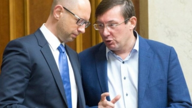 Генпрокурор Луценко не бачить підстав звинувачувати Яценюка, а керівник уряду Гройсман взагалі тепло ставиться до екс-прем'єра 