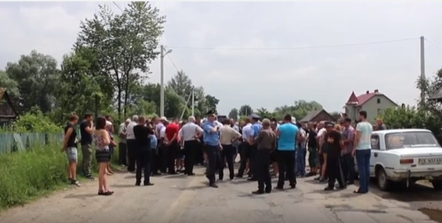 У с. Ропча Сторожинецького району місцеві мешканці частково заблокували рух