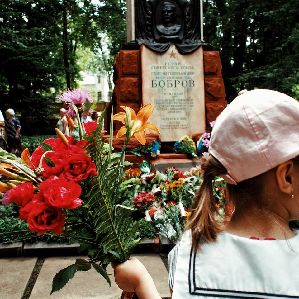 Чернівецькі комуністи поклали квіти воїну-визволителю і затаврували 'фашистского прихвостня Бандеру', активісти ОПОБлоку  зробили закид нинішній владі. Місцеві чиновники відзначилися в тому ж місці 