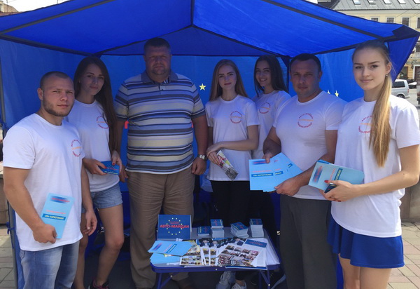 На Центральній площі Чернівців місцевий «АВТО-МАЙДАН» провів акцію «Ні наркотикам»