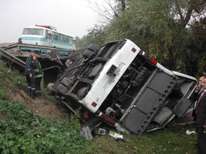 Відео розбитого автобусу 'Чернівці-Донецьк', який перекинувся неподалік Кам’янець-Подільського 