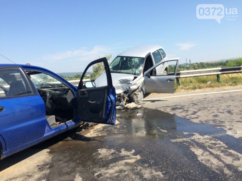 У Чернівцях на об'їзній жахлива ДТП: загинула жінка - від удару автомобіль відкинуло на високий бордюр  