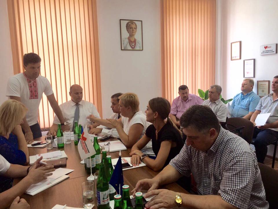 Буковинські активісти ВО 'Батьківщина' обговорили перемогу своєї партії на проміжних виборах до Верховної Ради