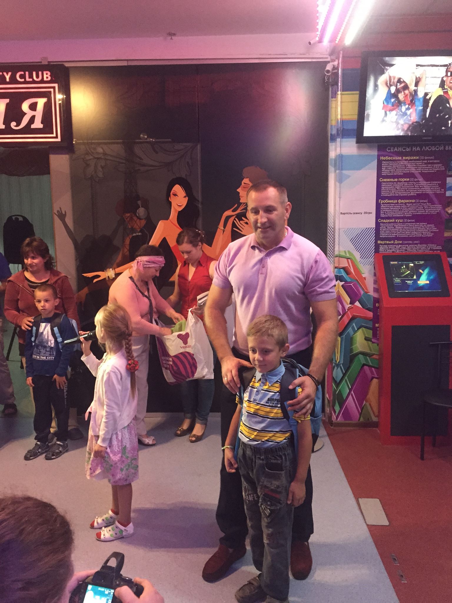 Михайлішин щось знає: діти з багатодітних родин отримали у подарунок своє перше шкільне приладдя