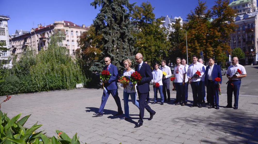 Яценюк із соратниками з  'Народного фронту' вшанували пам'ять Івана Франка (фото, відео)